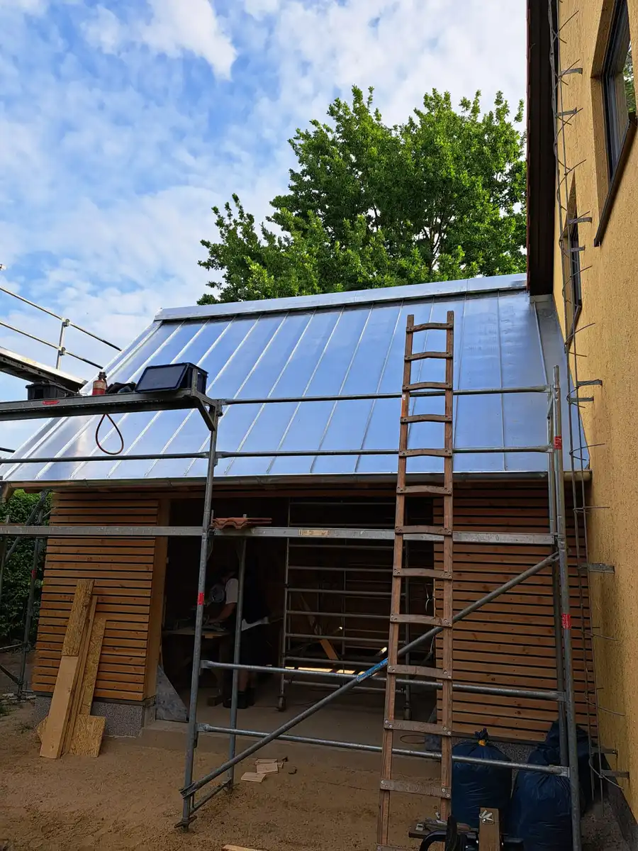 KDS-Gladigau-Dach-mit-angelehnter-Leiter