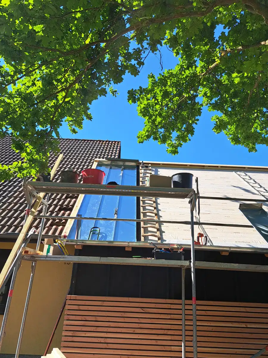 KDS-Gladigau-Gerüst-mit-Eimern-am-Dach