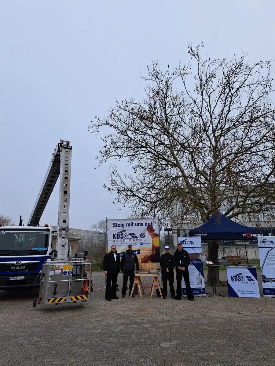 KDS-Gladigau-Karriere-Messestand-mit-Baufahrzeug