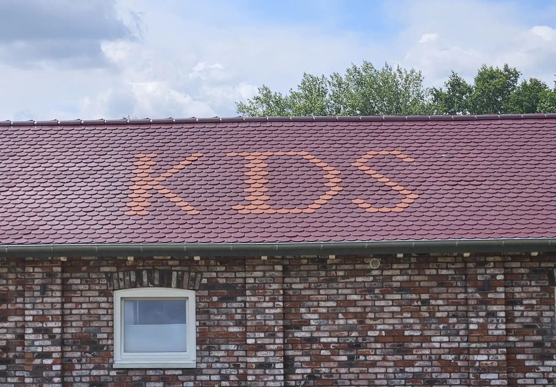 KDS-Gladigau-Logo-auf-Hausdach