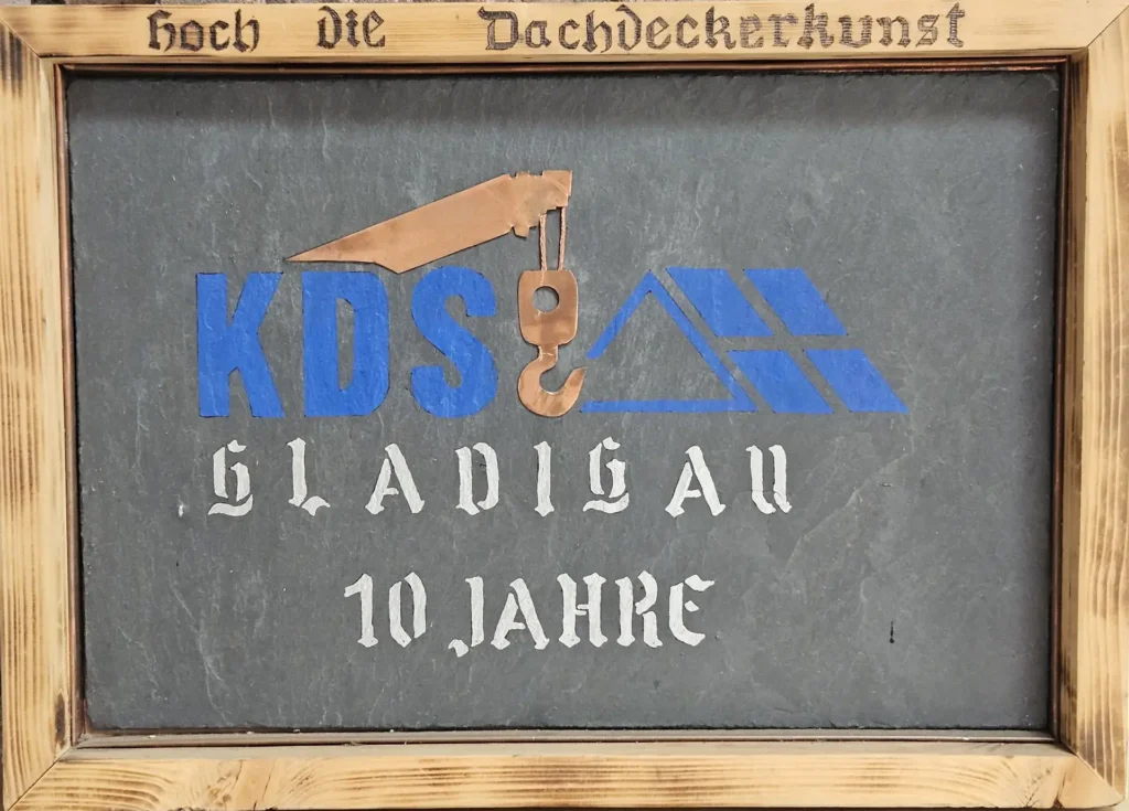 KDS-Gladigau-Logo-auf-Schiefertafel